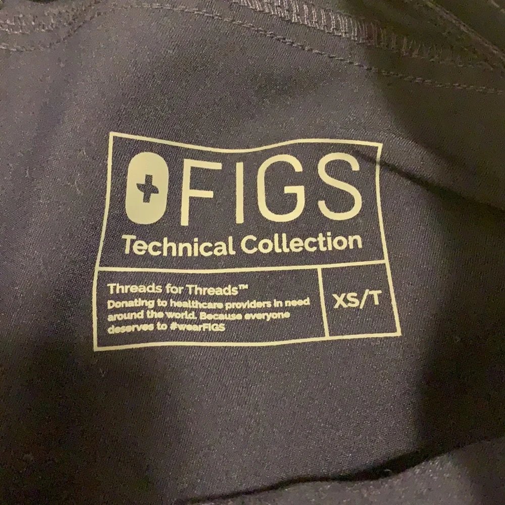 NWOT navy Figs set. Top XS (two pocket style) pants XS T (Kade cargo style) - Picture 6 of 6